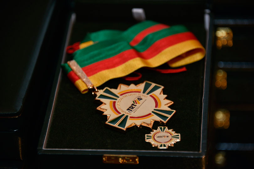 Fotografia da medalha conferida aos agraciados pela Comenda.