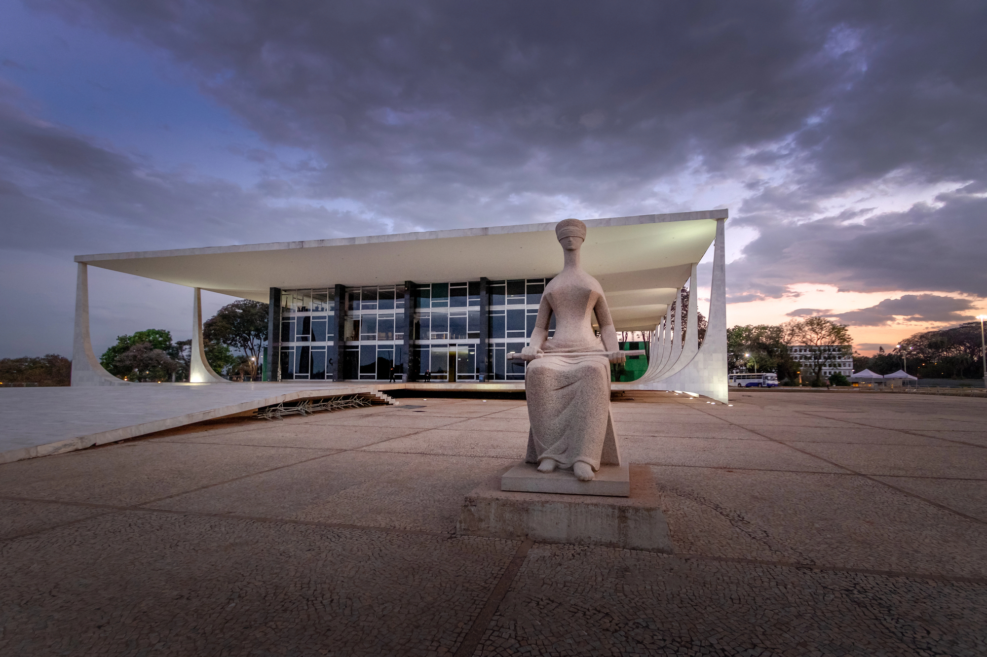 A foto mostra a fachada do prédio do STF, com a estátua de Themis na frente.