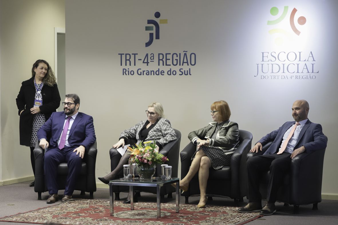 Alexandre, Laís, Madalena e Fabiano, sentados em poltronas, no palco.