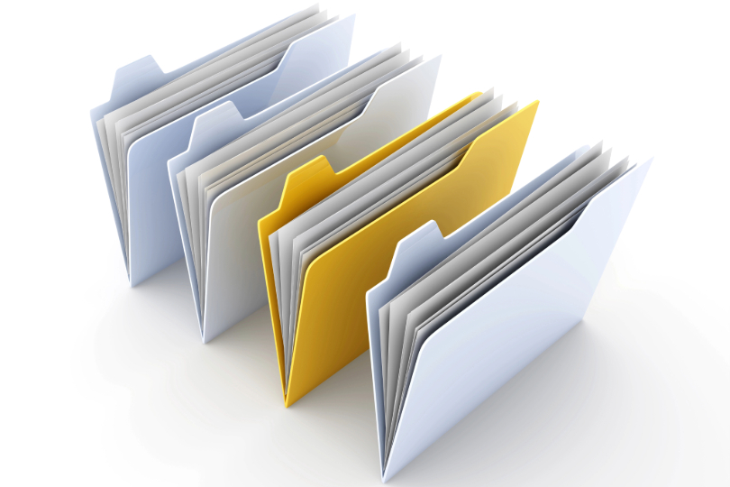 Pastas de escritório com documentos. Ilustração tem três pastas brancas e uma amarela, dispostas em sequência, sobre fundo branco.