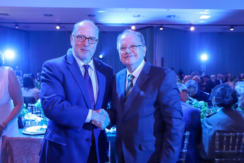 A foto mostra o presidente Ricardo com Ronaldo posando para foto.