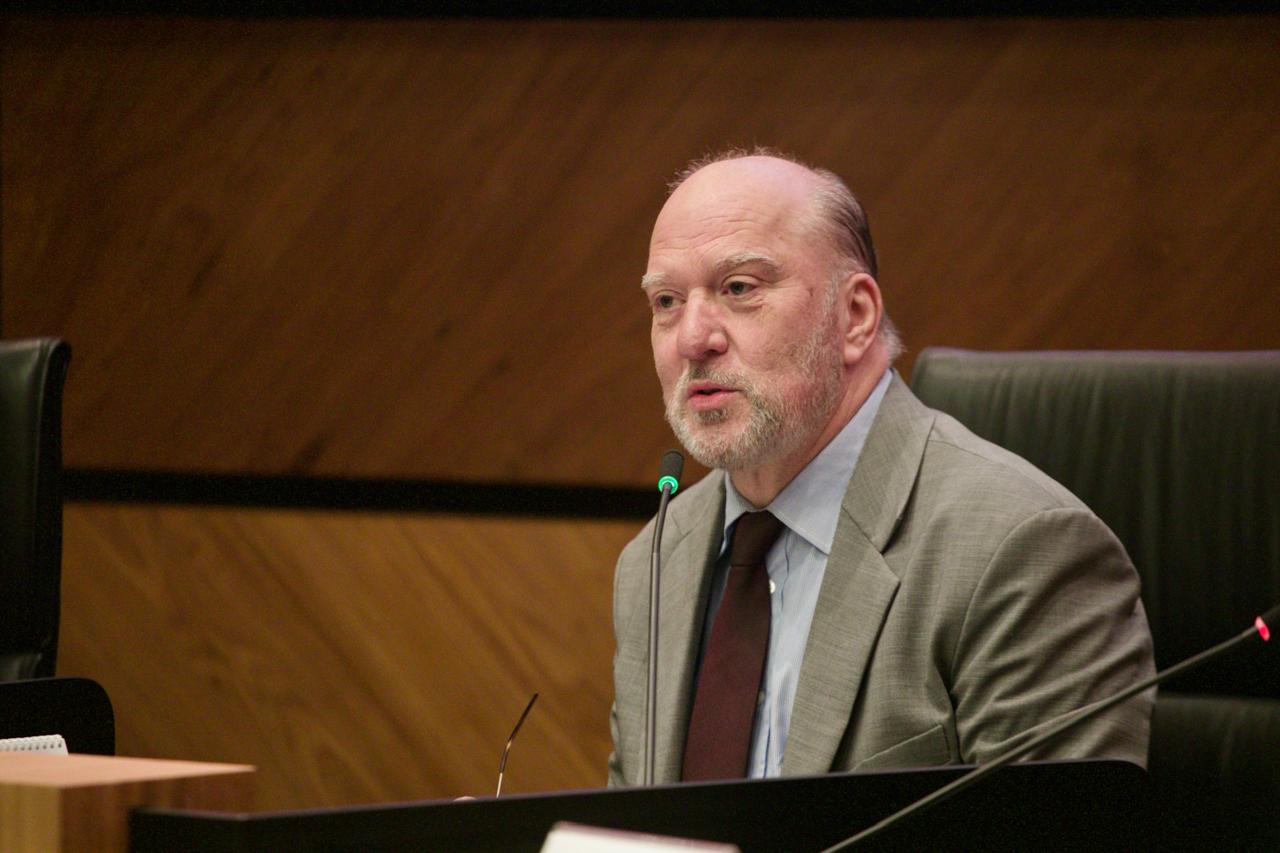 A foto mostra o presidente Ricardo discursando.