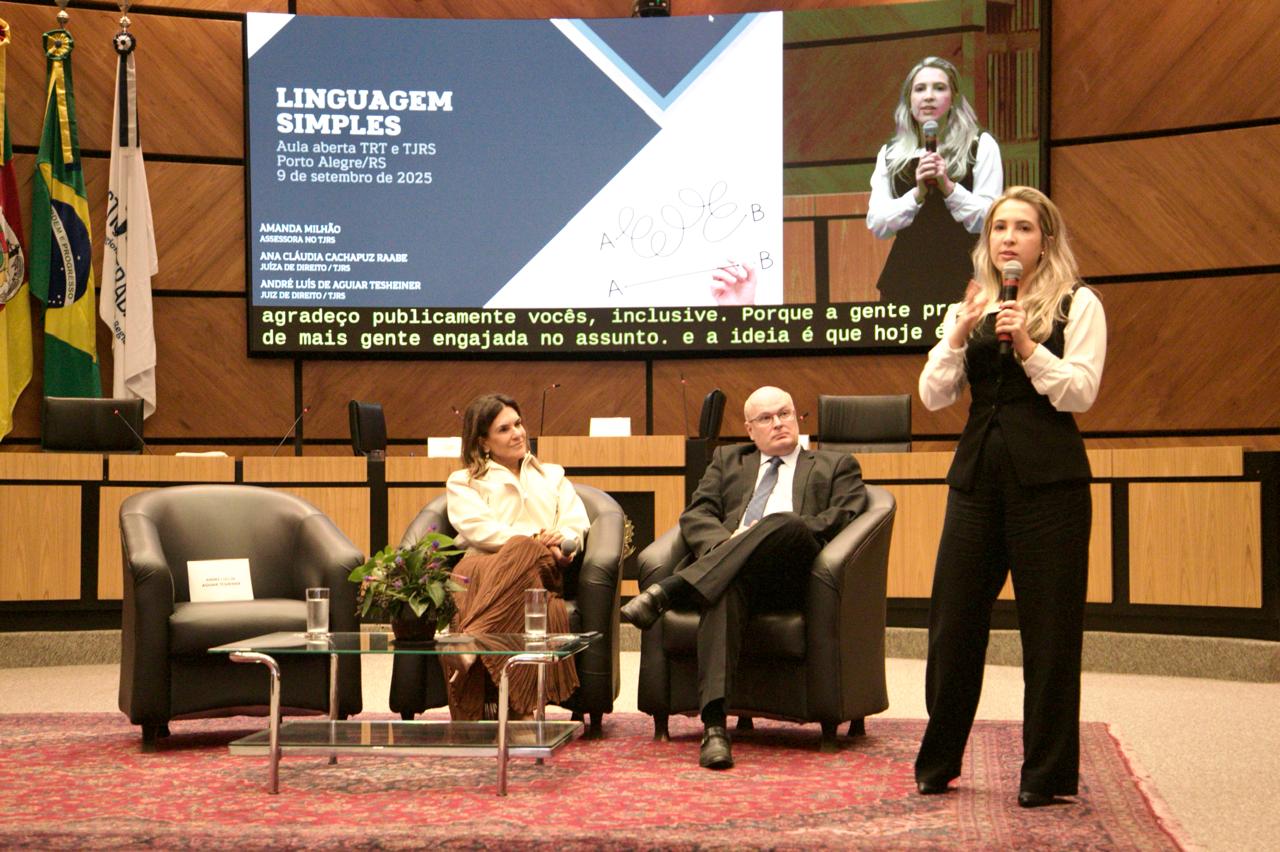 A foto mostra a servidora Amanda palestrando.