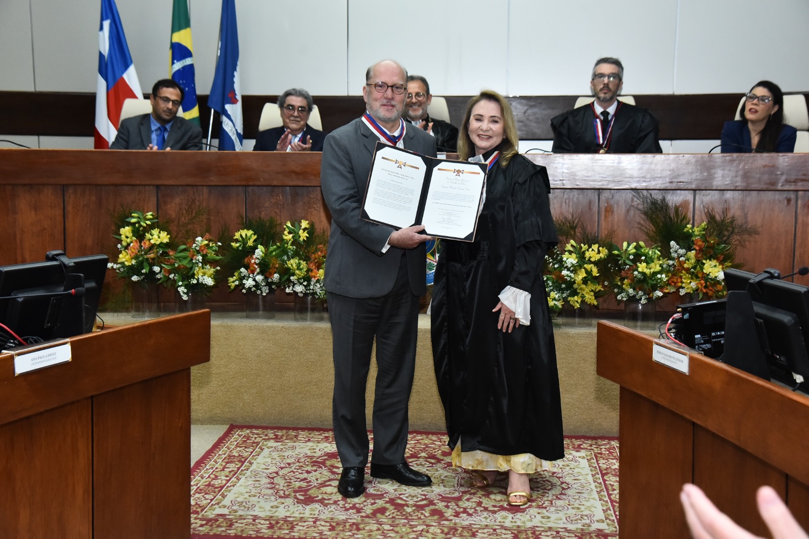 A foto mostra o desembargador recebendo a comanda de uma desembargadora.