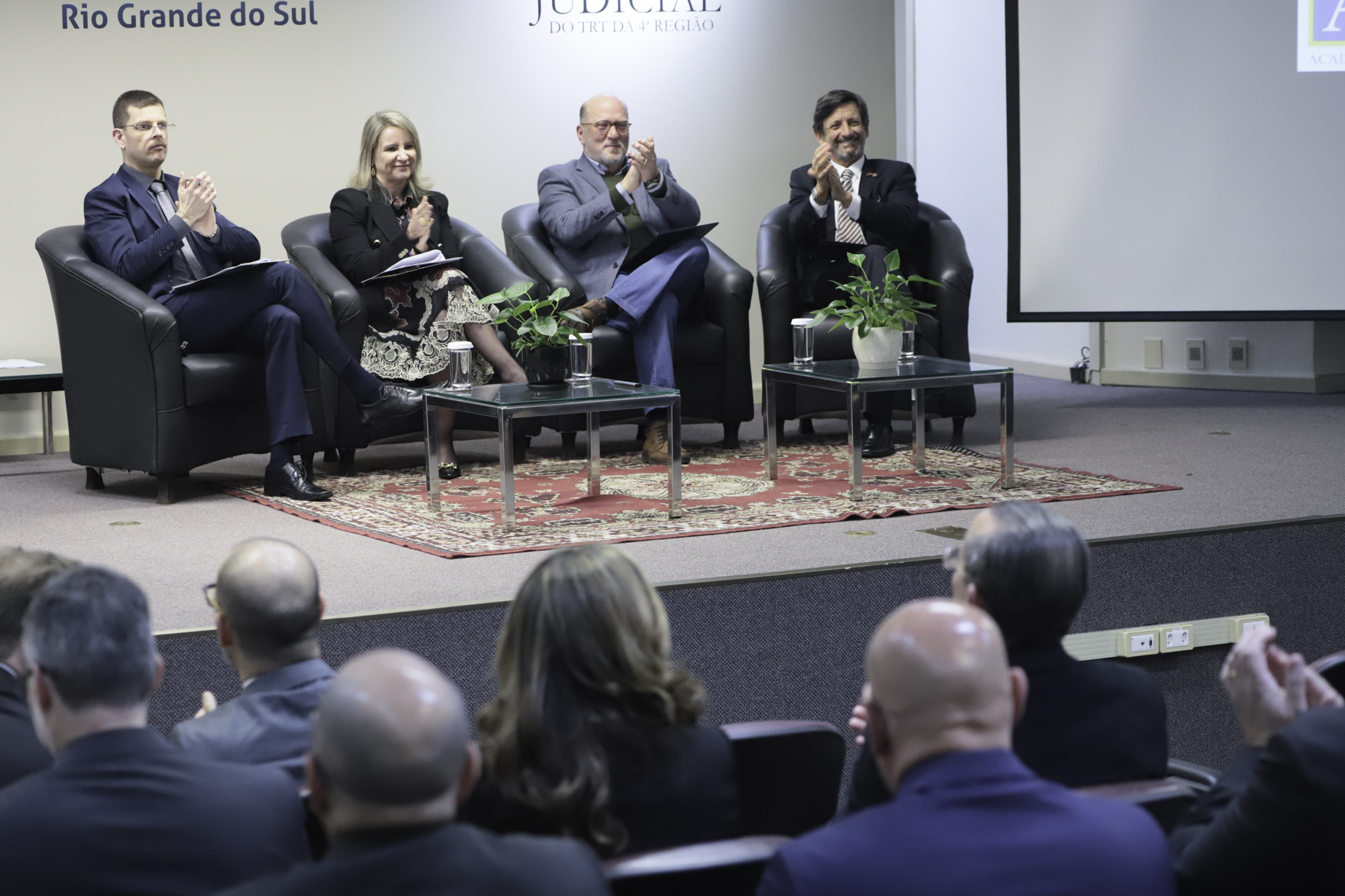 Mesa de abertura da solenidade, composta por Guilherme Wunsh, Martha Macedo Sittoni, Ricardo Martins Costa e André Jobim de Azevedo.