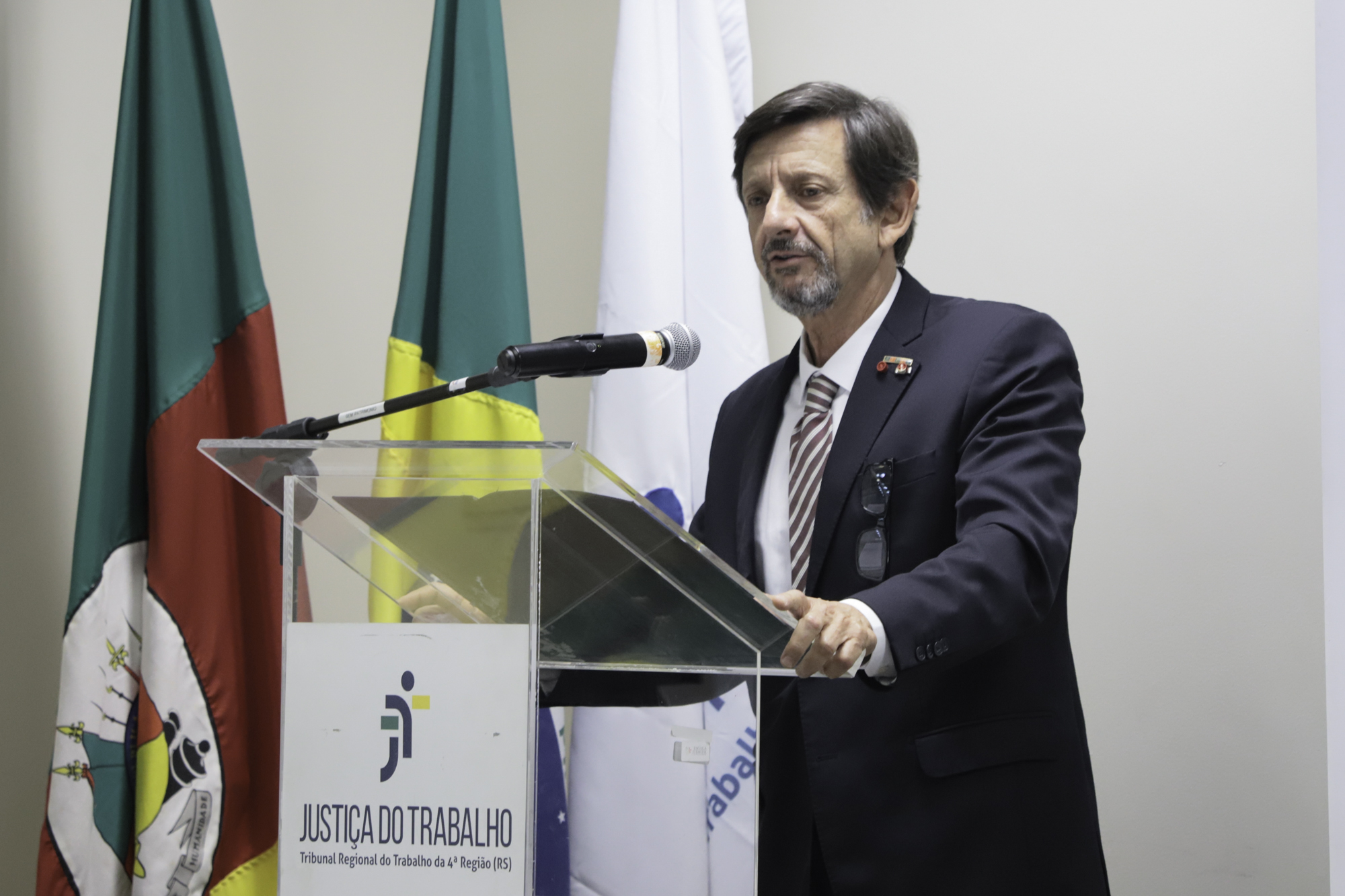 Advogado André Jobim de Azevedo no púlpito.