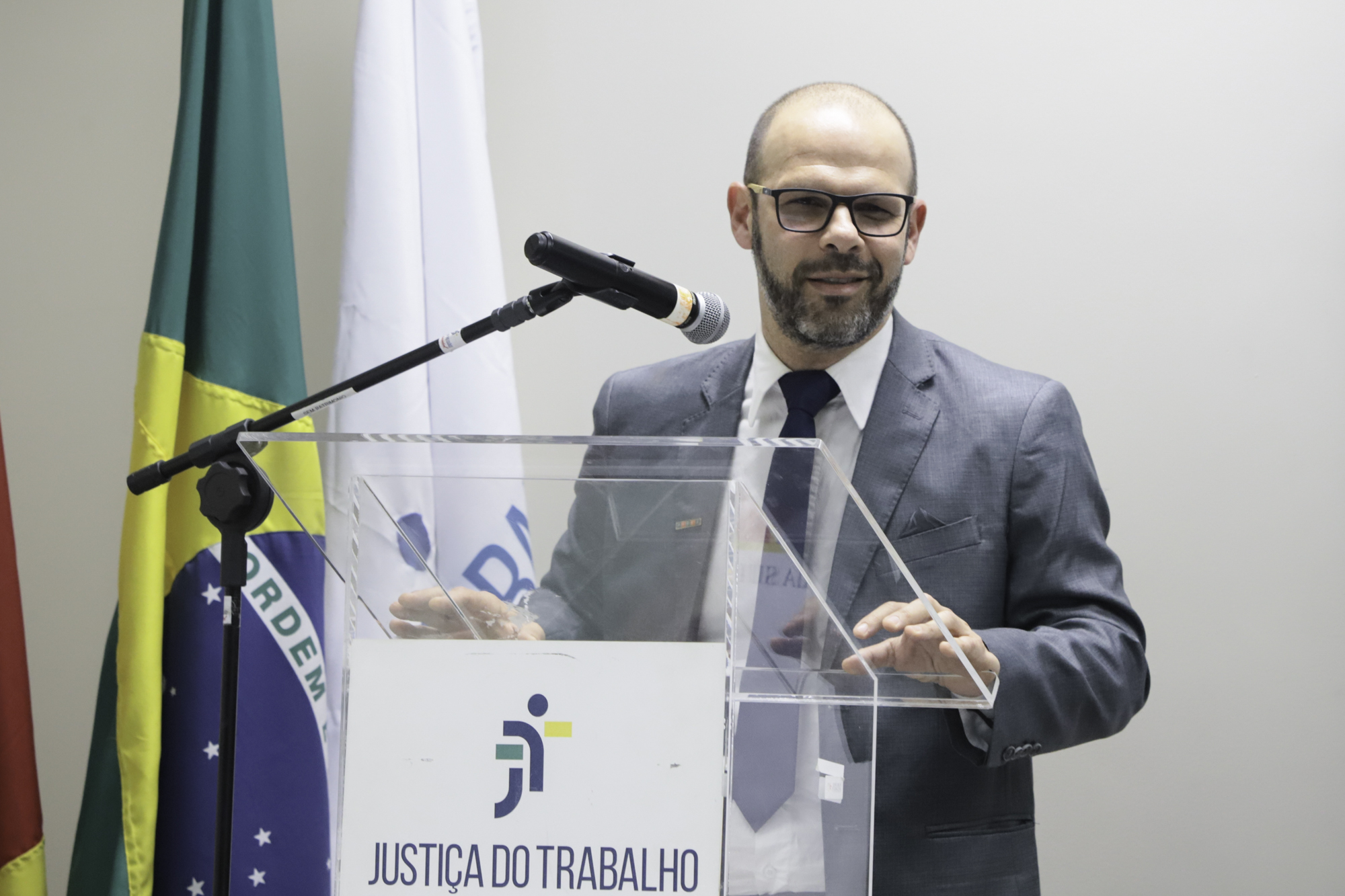 Oscar Krost no púlpito.