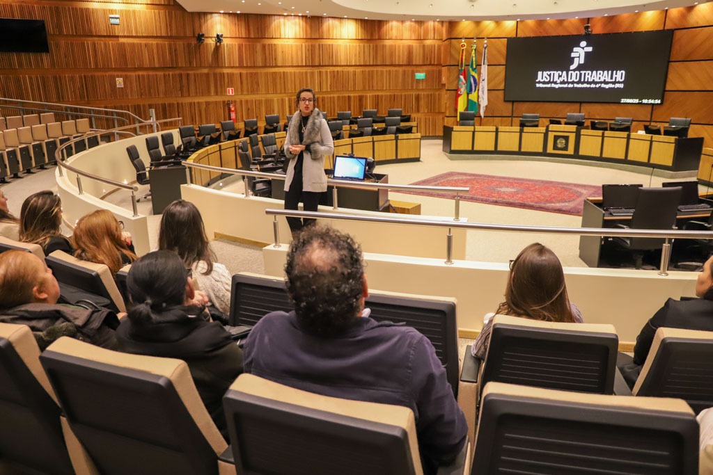 Juíza Mariana Lerina conversa com estudantes.