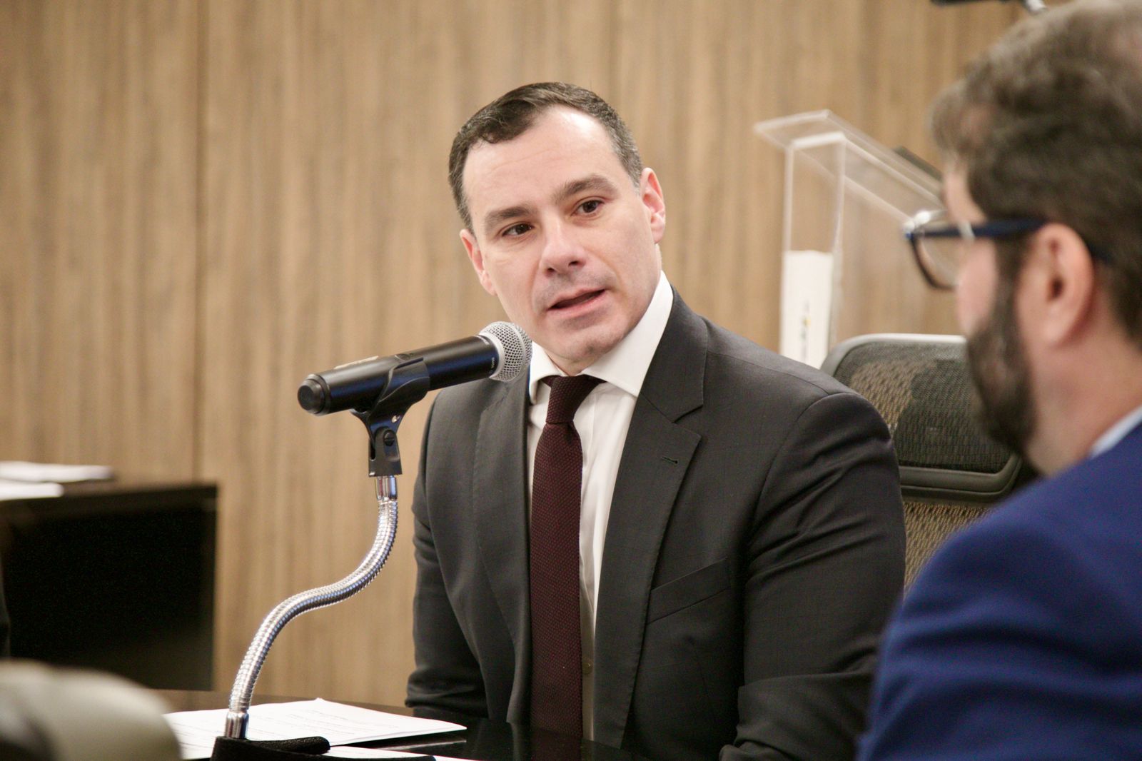 A foto mostra o discurso do procurador do Estado.