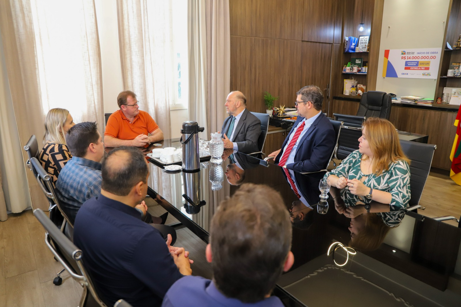 Foto de reunião em mesa.