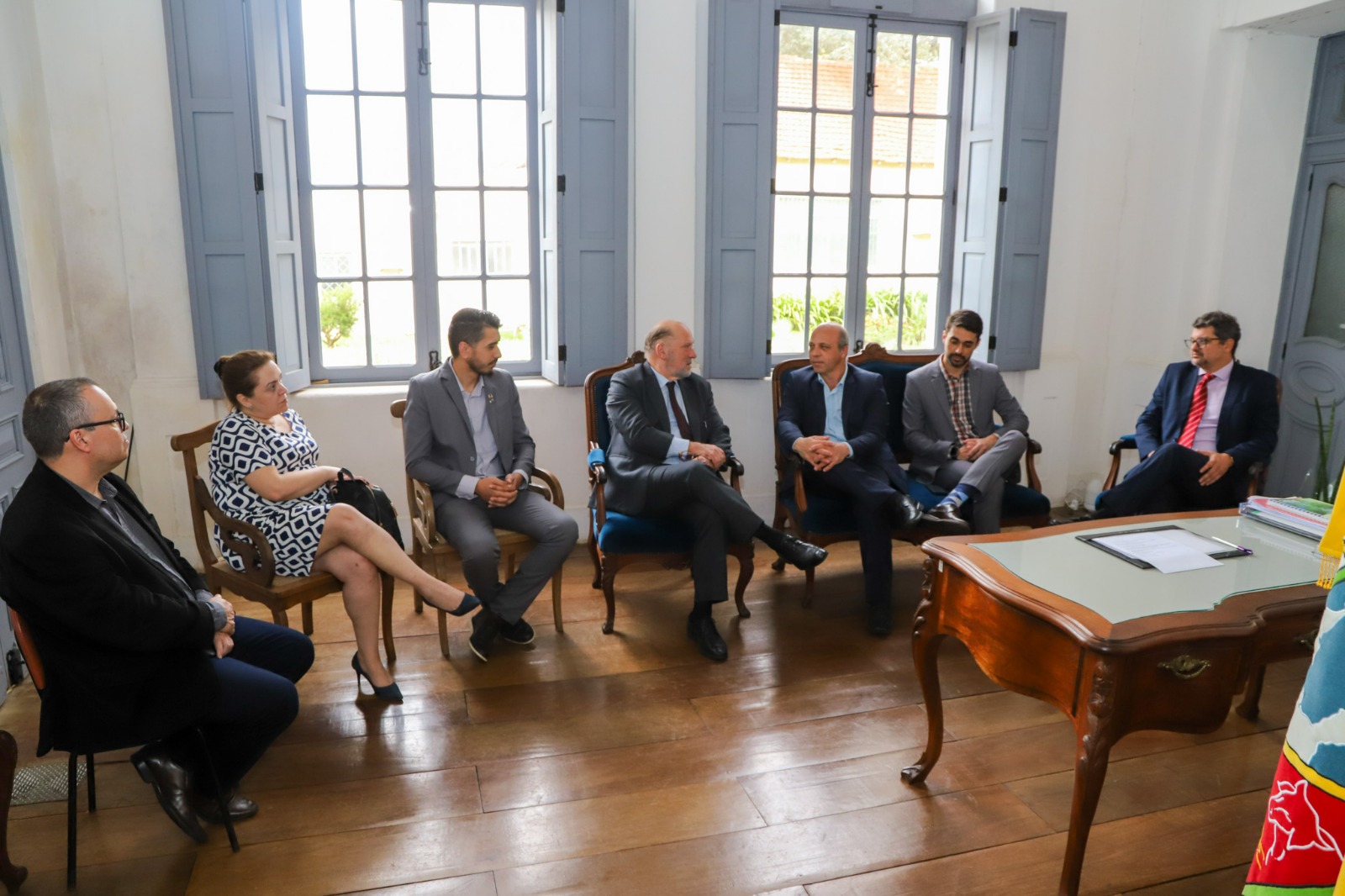A foto mostra reunião na prefeitura de Cachoeira