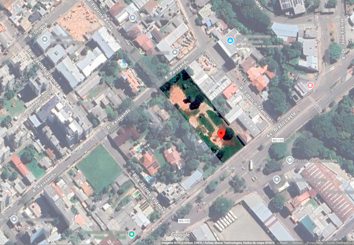 Imagem aérea do Google Maps mostra o terreno em destaque. O restante do mapa aparece esbranquiçado.