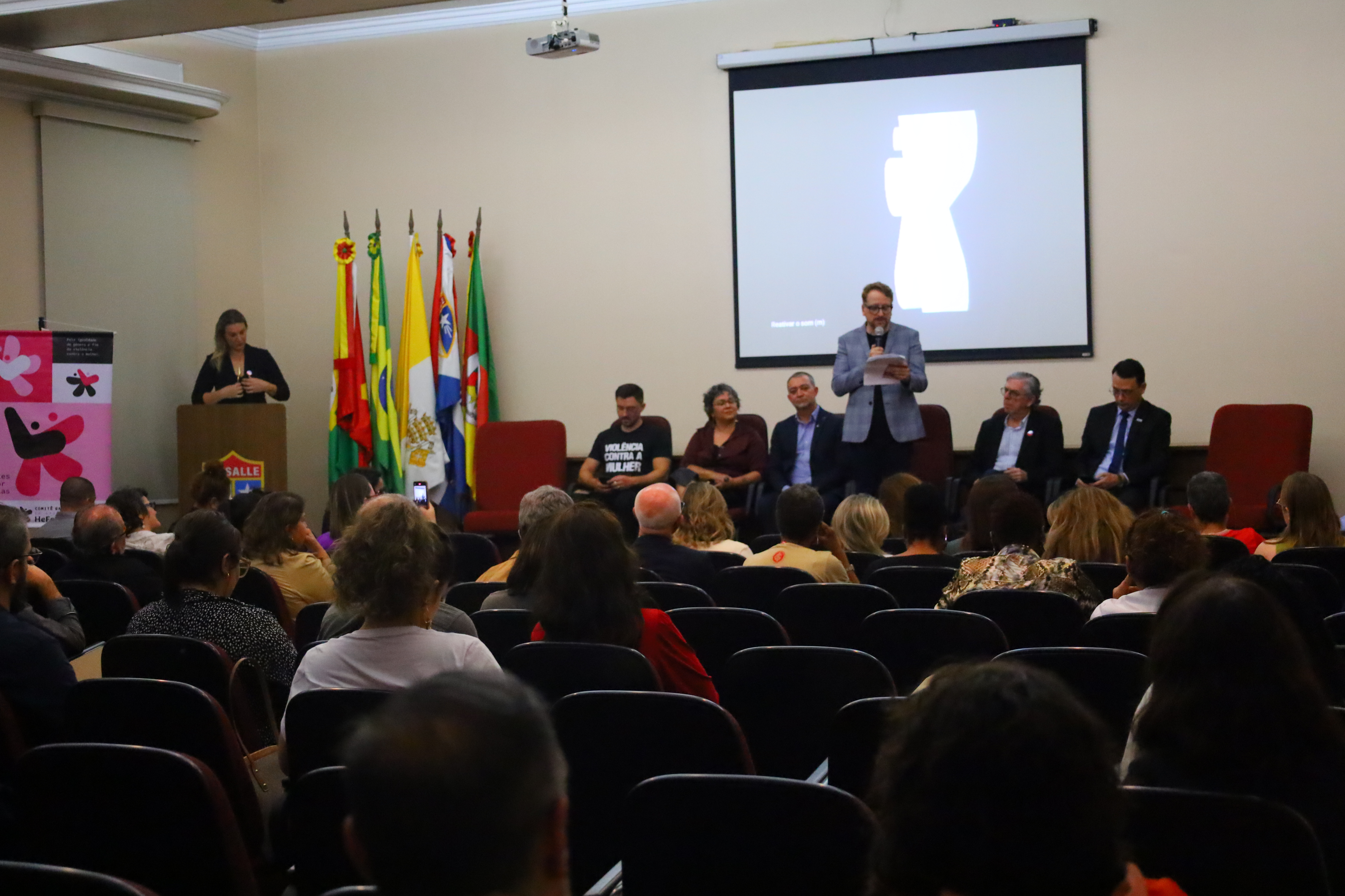 Fotografia do público assistindo ao discurso do atual coordenação estadual do movimento.