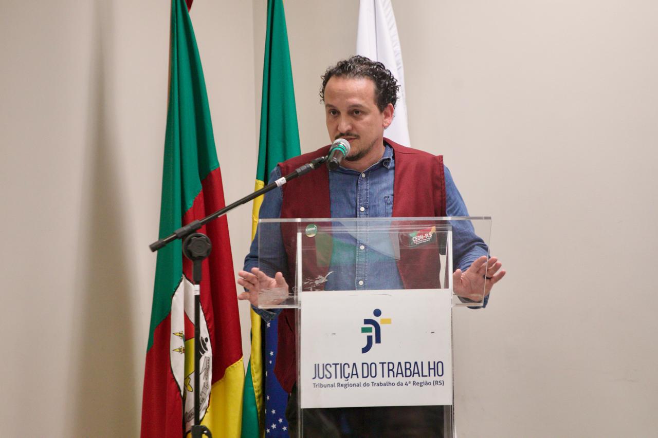 A foto mostra Julio Picon Alt discursando no púlpito.