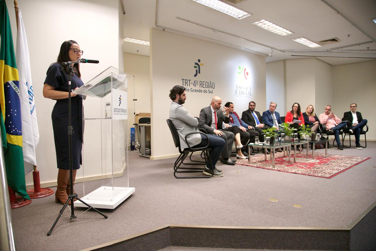 A foto mostra a juíza Eliane discursando no púlpito.