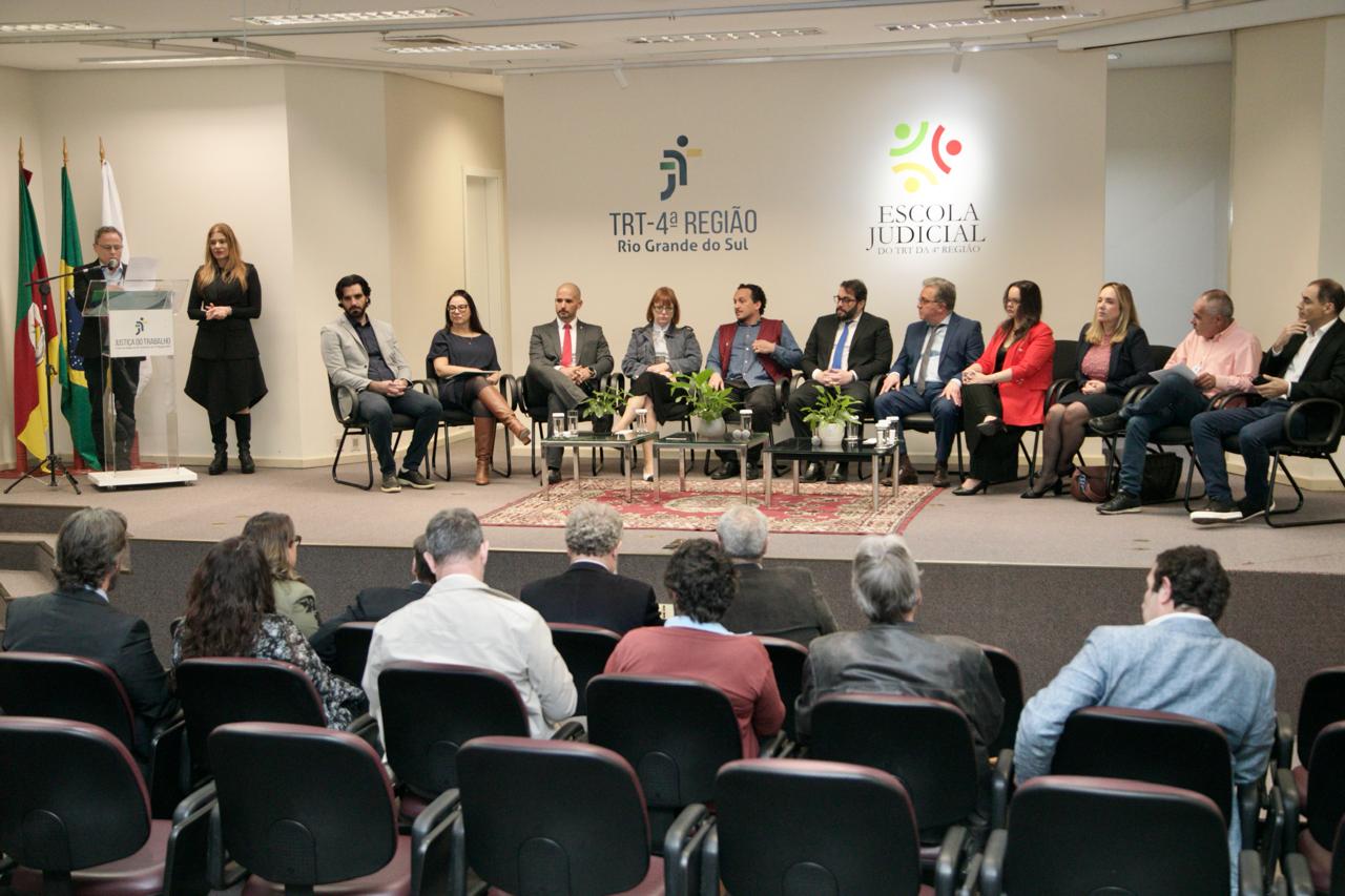 A foto mostra a mesa de abertura com todas as autoridades.