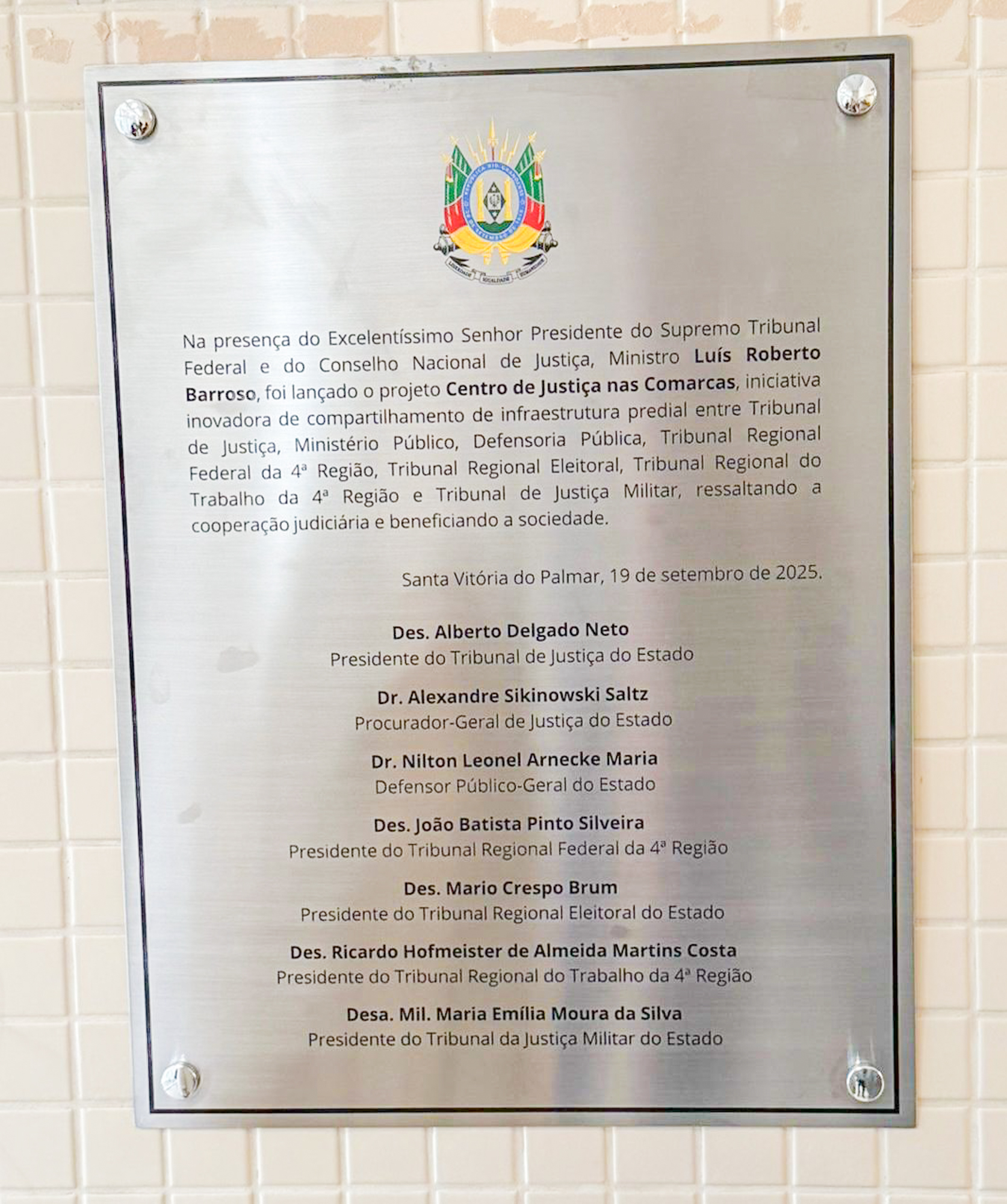 Placa comemorativa à instalação