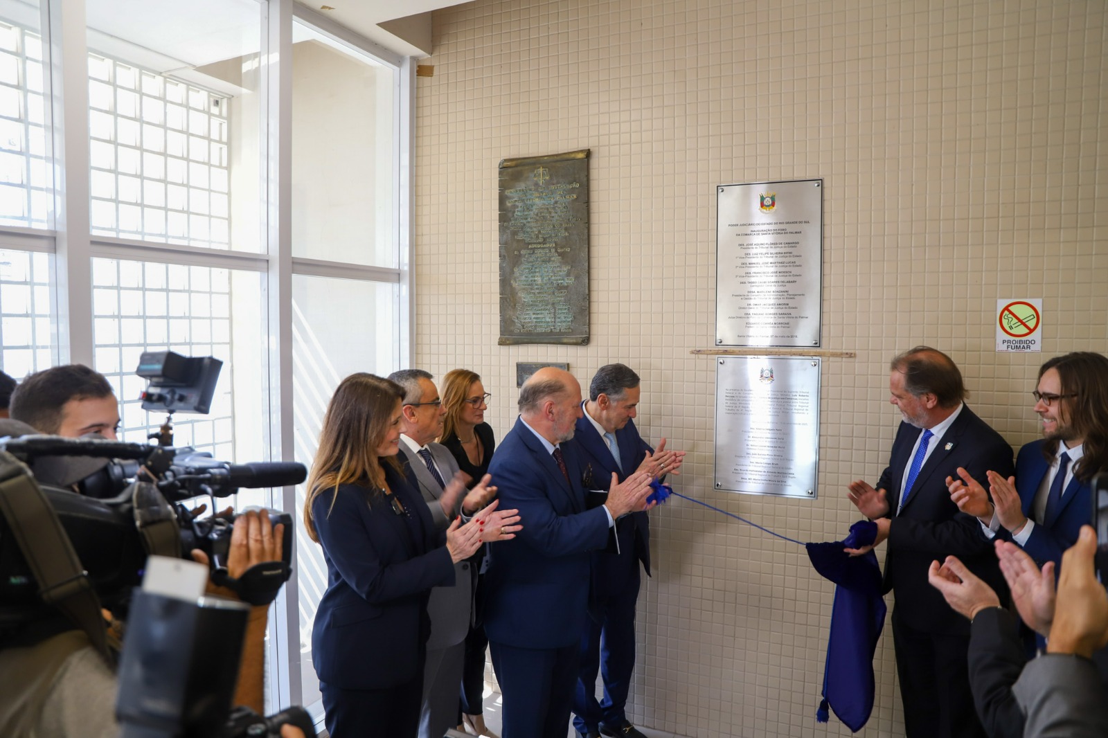 Descerramento da placa comemorativa à inauguração do prédio