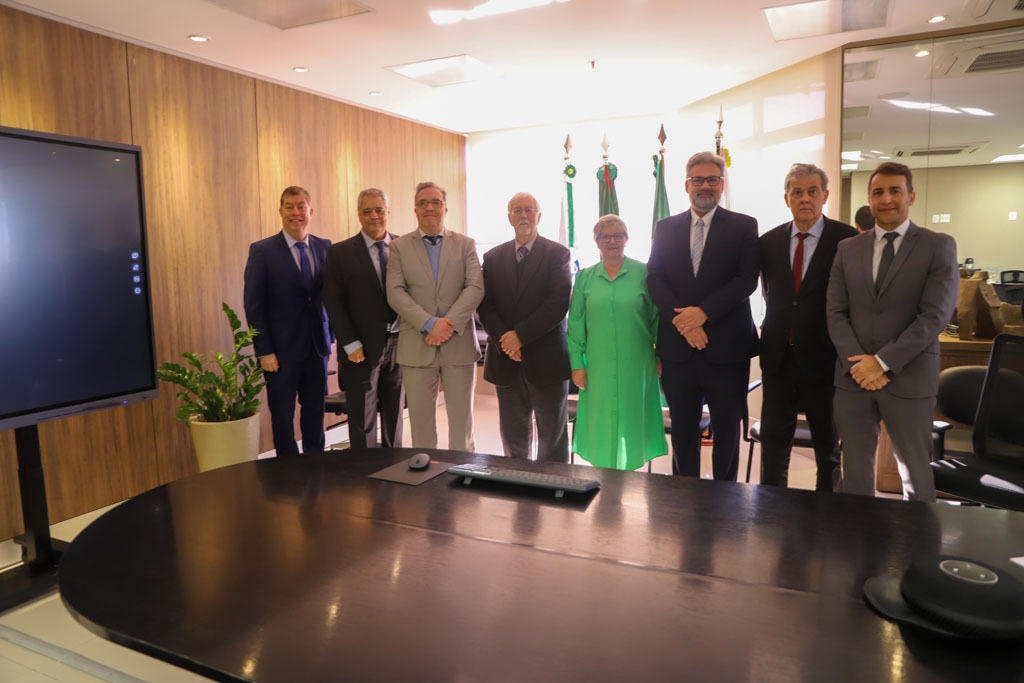Candidatos e comissão da consulta.
