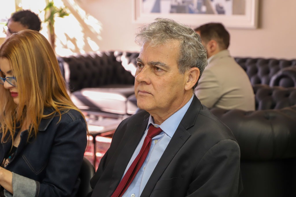 A foto mostra o des. Fraga.