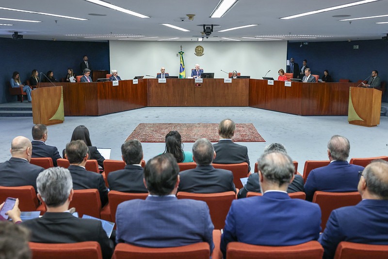 A foto mostra Fachin e numa mesa com outras autoridades