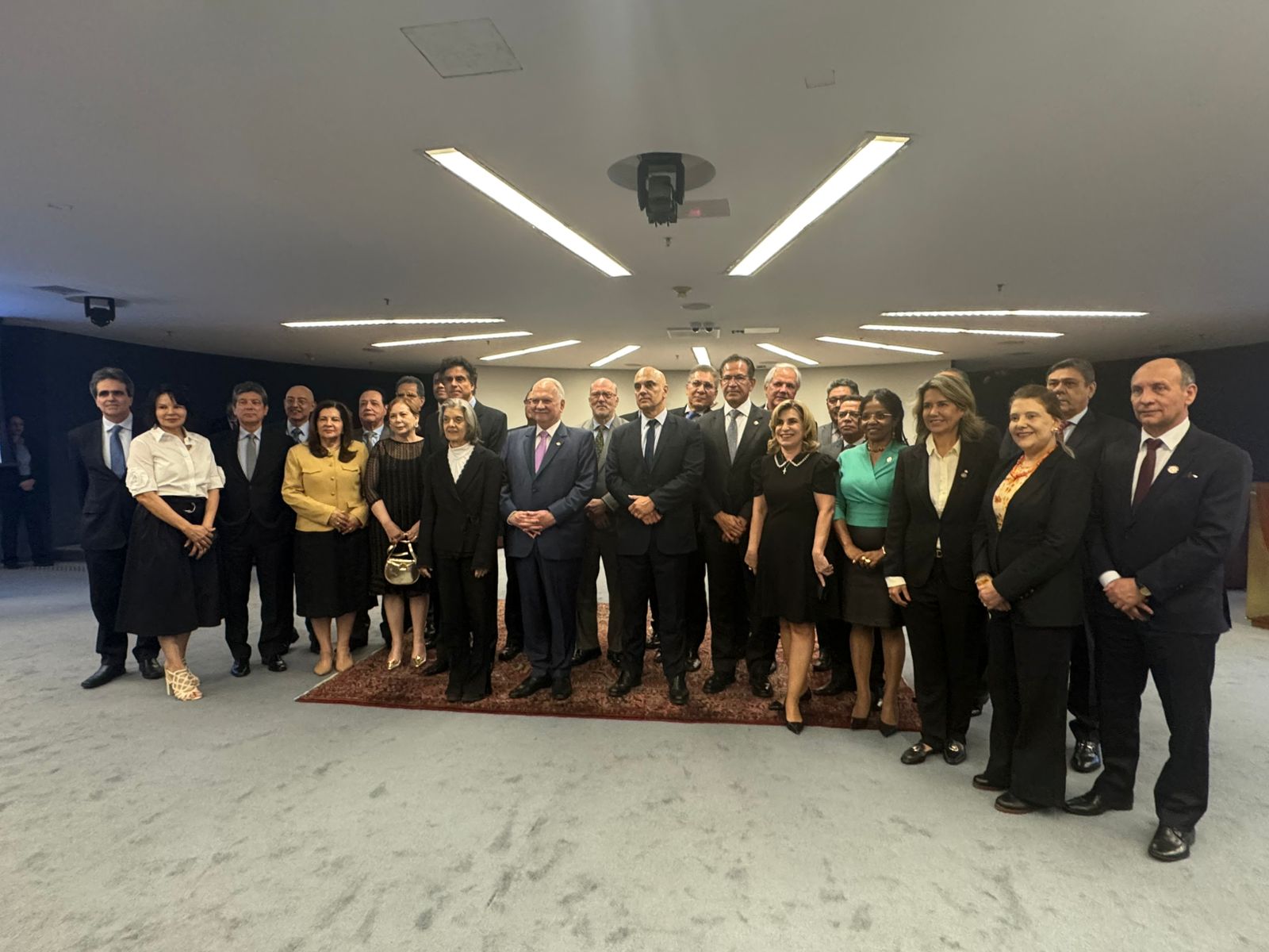 A foto mostra Fachin reunido com os presidentes dos TRTs e superiores.
