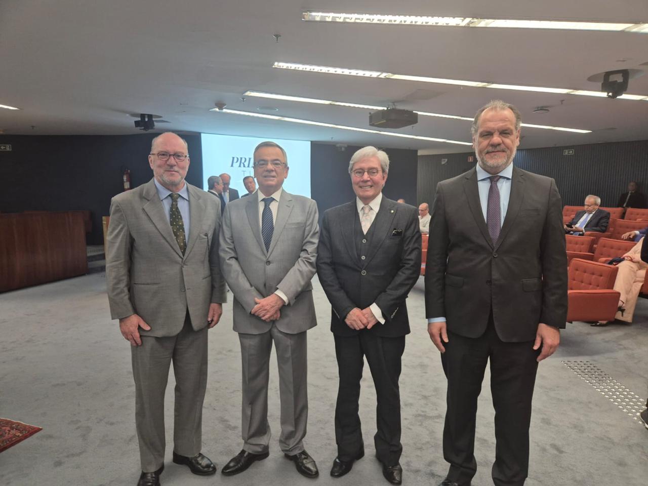 A foto mostra os presidentes do TRT, TJ, TRF e TRE posando para foto.