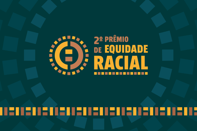 Frase "2º Prêmio de Equidade Racial" em letras mostarda aparece ao lado de logomarca redonda nas cores mostarda e marrom, sobre fundo verde escuro. Abaixo, há uma listra de imagens quadriculadas nas mesmas cores.