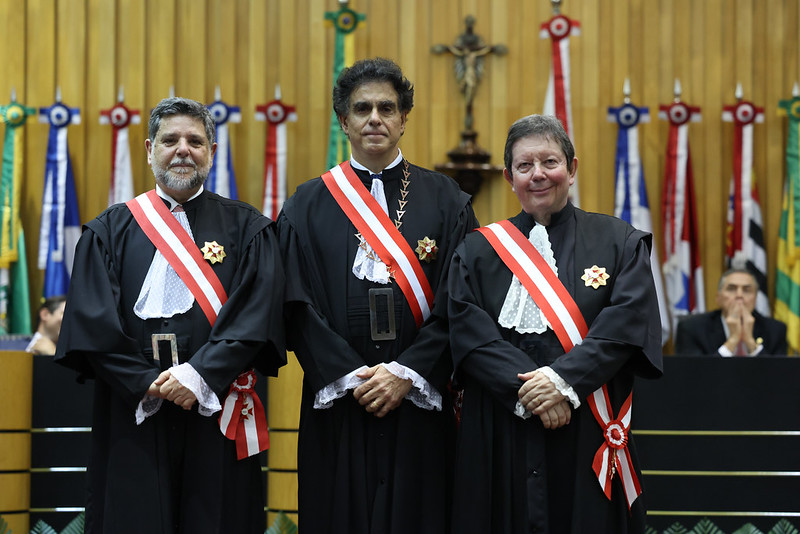 A foto mostra os três ministros integrantes da nova administração do TST.