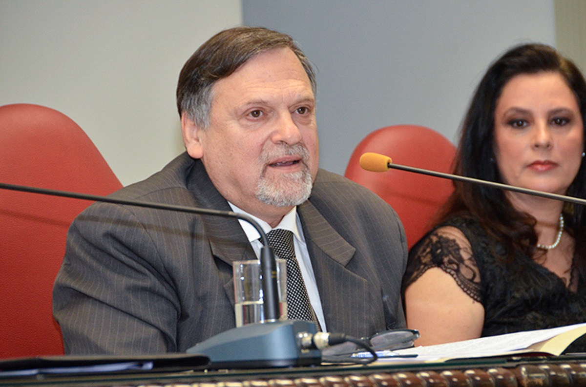 A foto mostra o juiz Edson posando para foto.