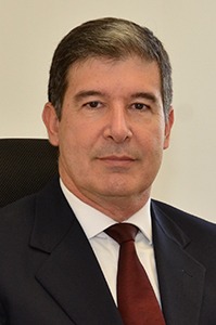 A foto mostra o juiz Zonta posando para foto.