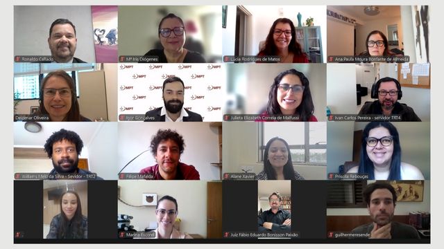 Tela de aplicativo de reuniões online com os participantes do encontro de diversidade, a juíza Lúcia Mattos aparece no quadrante superior da imagem. 