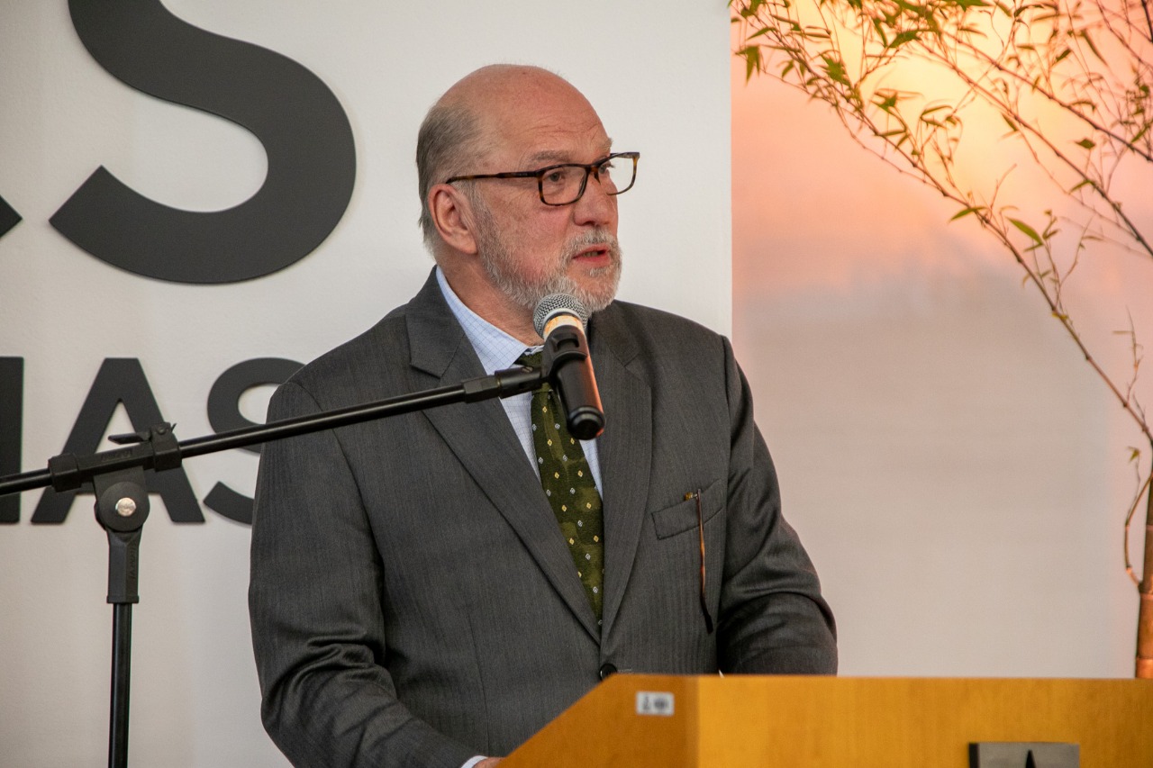 A foto mostra o des. Martins Costa discursando.