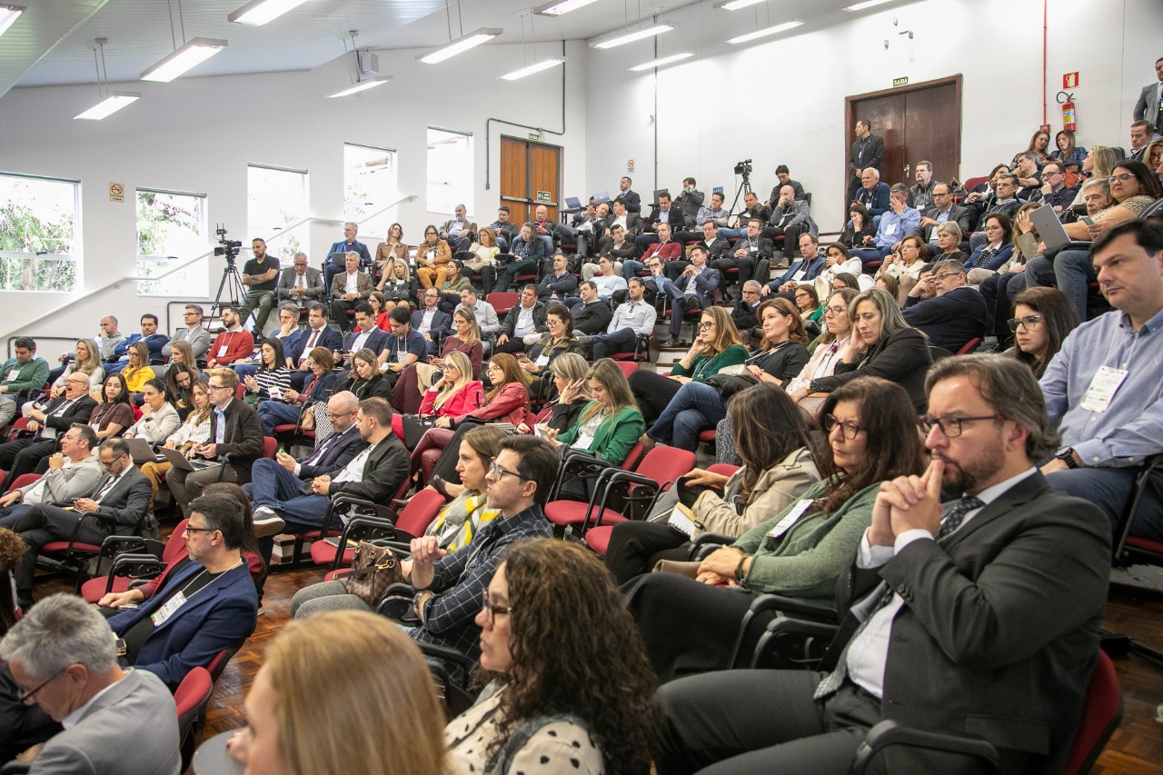 A foto mostra o público na plateia.