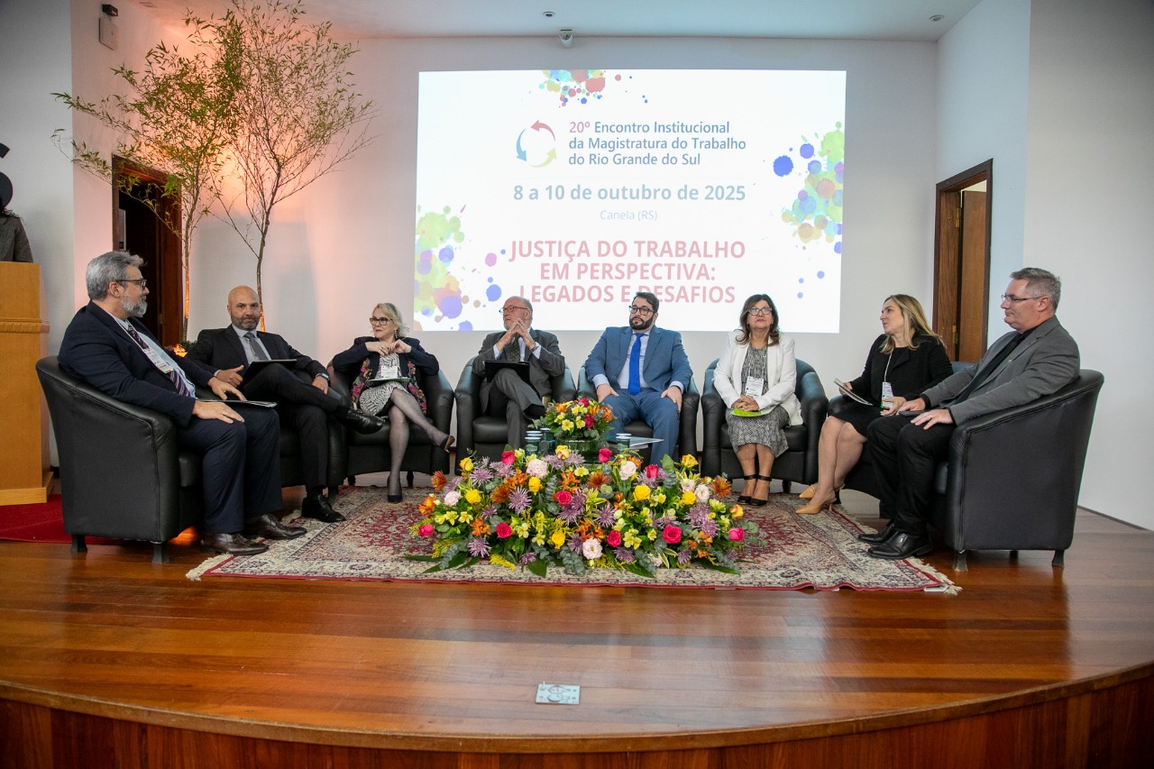 A foto é da mesa de autoridades.