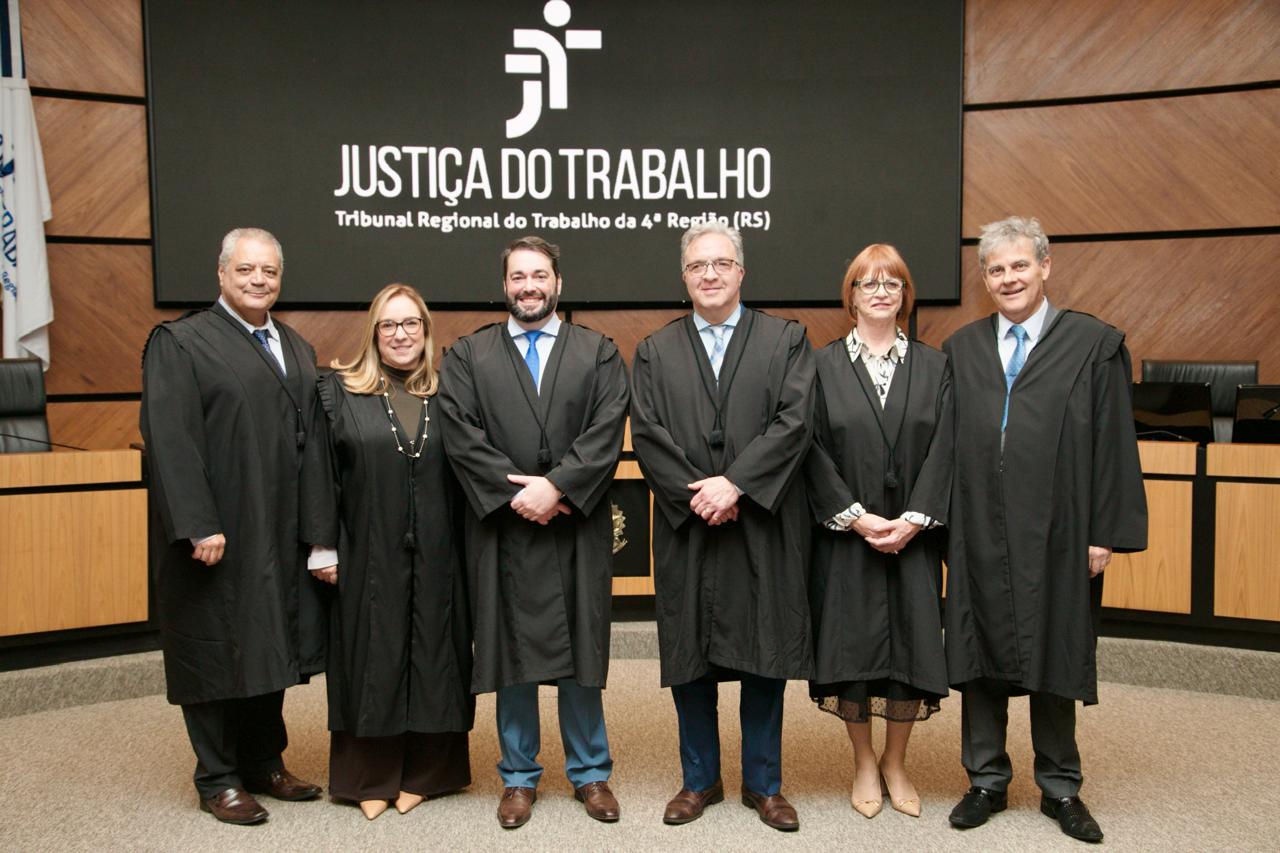 A foto mostra os desembargadores posando para foto da futura administração.