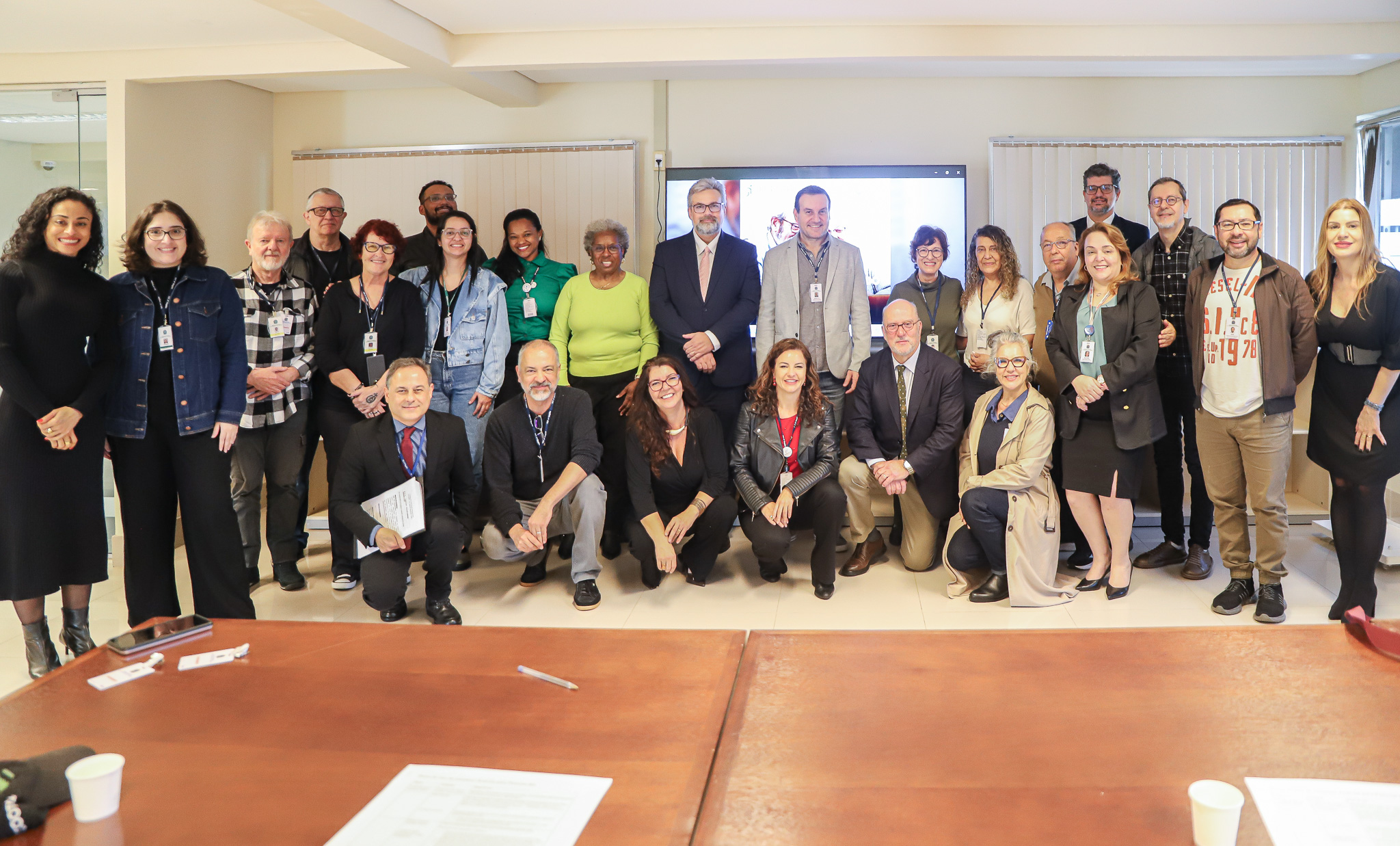 Participantes e organizadores posam para foto ao final da oficina “Celular Descomplicado” no TRT-RS.