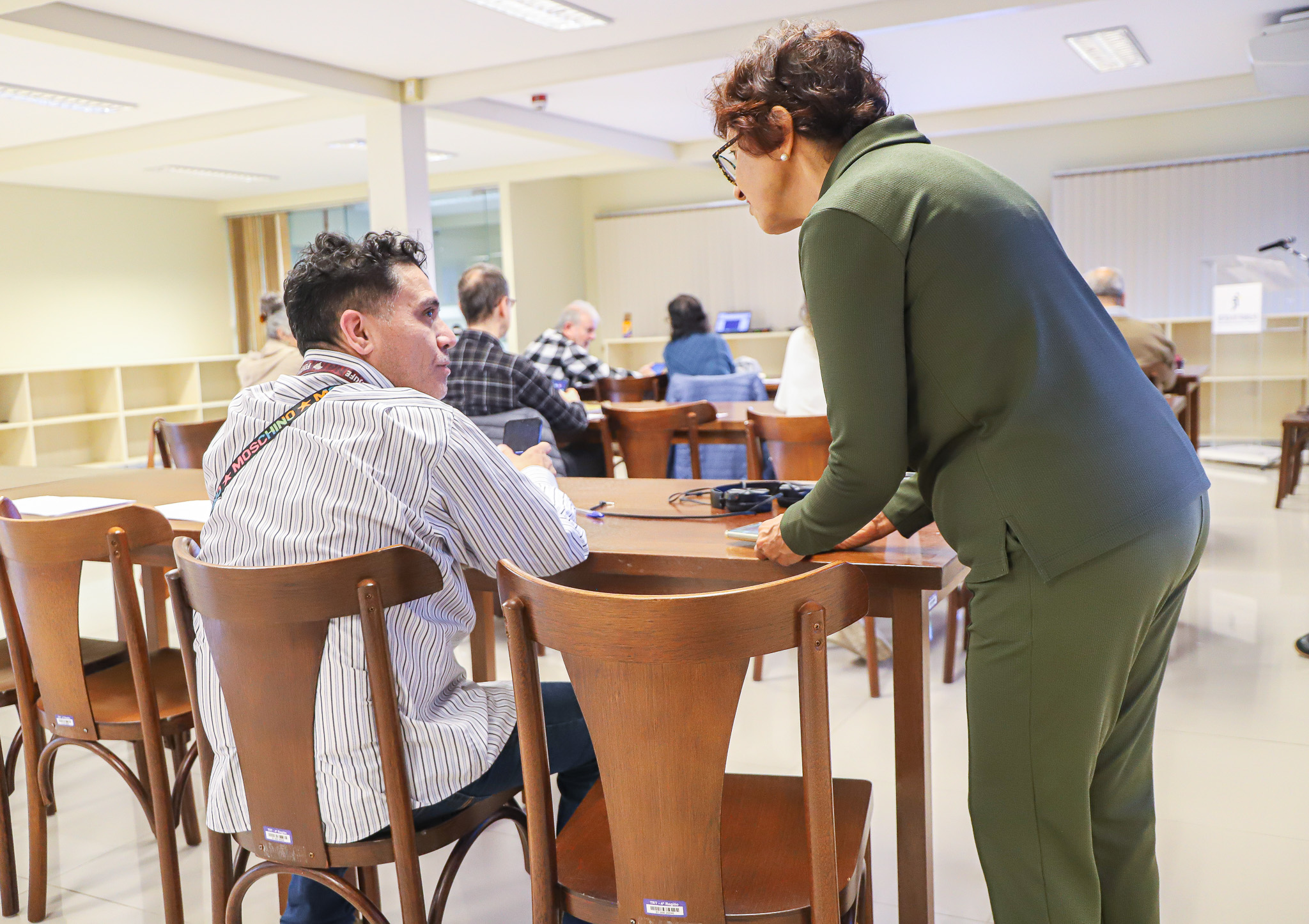 Instrutora auxilia participante durante a oficina.