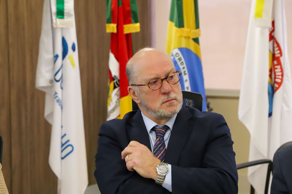 A foto mostra o presidente Martins Costa em primeiro plano.