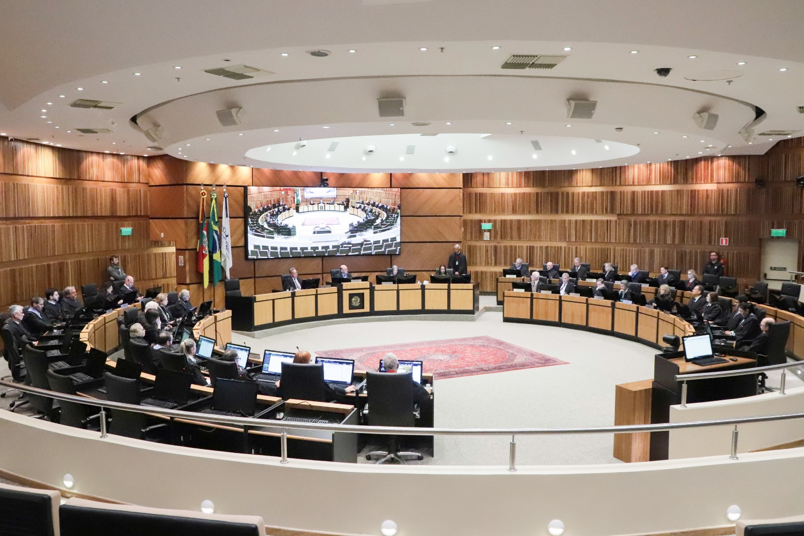 A foto mostra o plenário do TRT-RS em uma sessão.