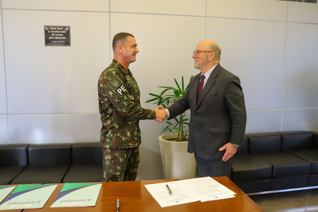 A foto mostra representante do exército e martins costa apertando mãos.