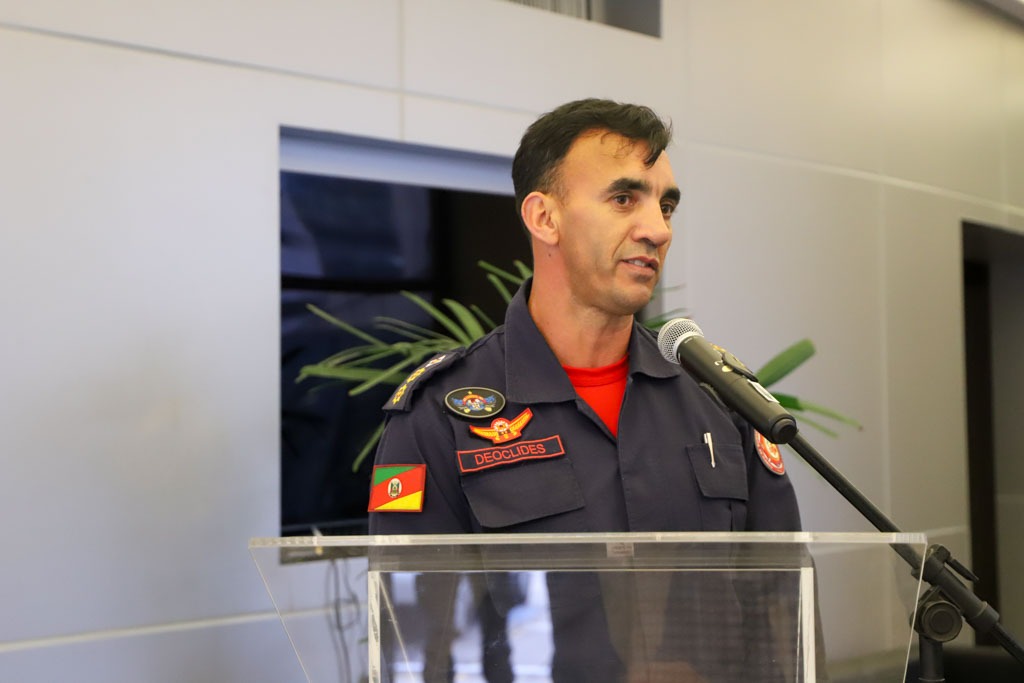 foto mostra representantes dos bombeiros discursando