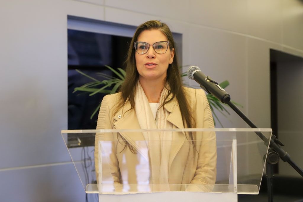 A foto mostra servidora da SPU discursando.