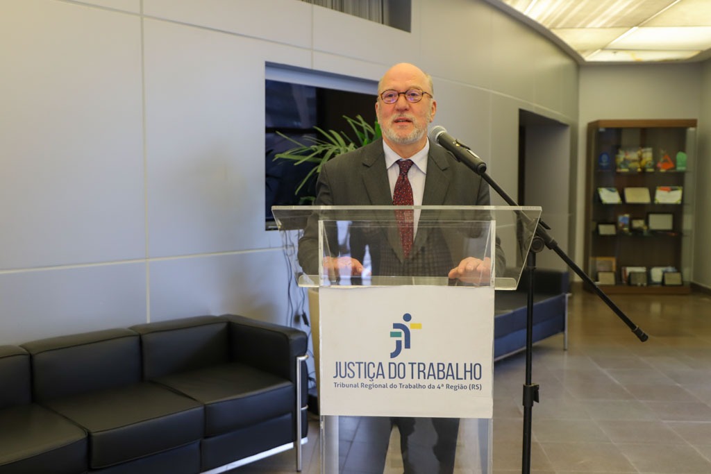 A foto mostra Martins Costa discursando.