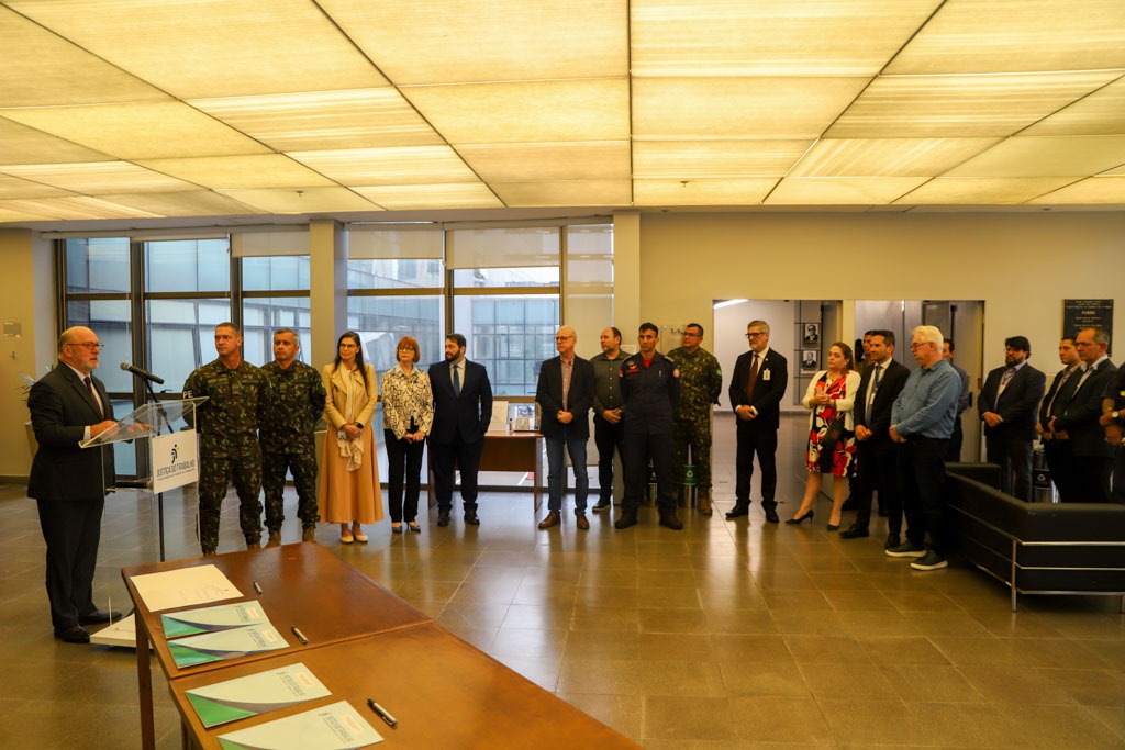 A foto mostra várias pessoas no saguão do TRT-RS, numa cerimônia.