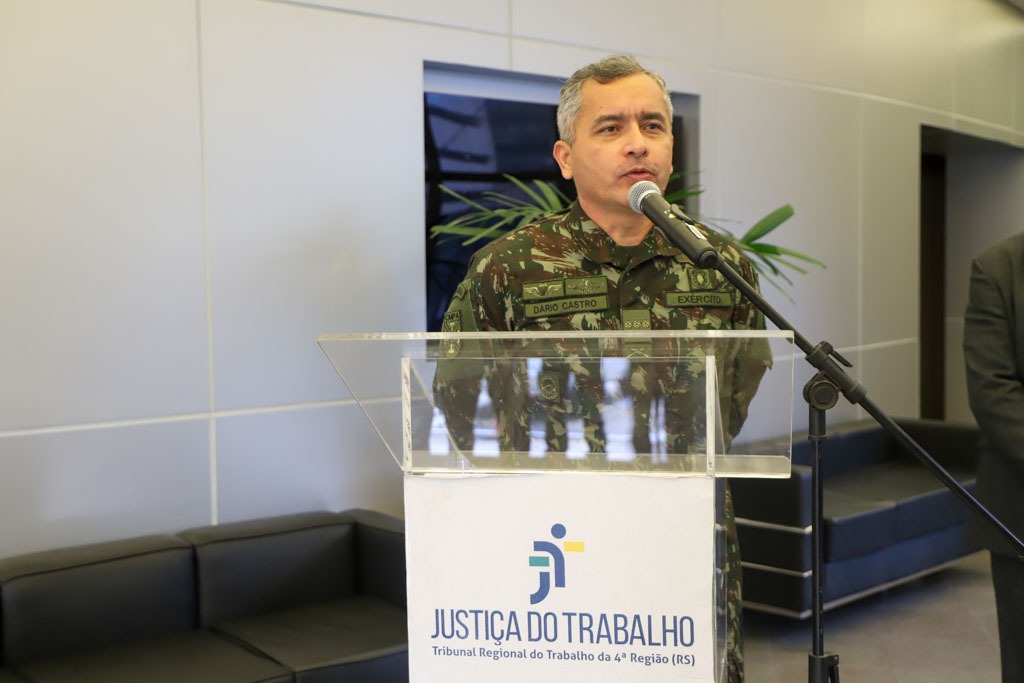 A foto mostra o representante do colégio militar discursando.