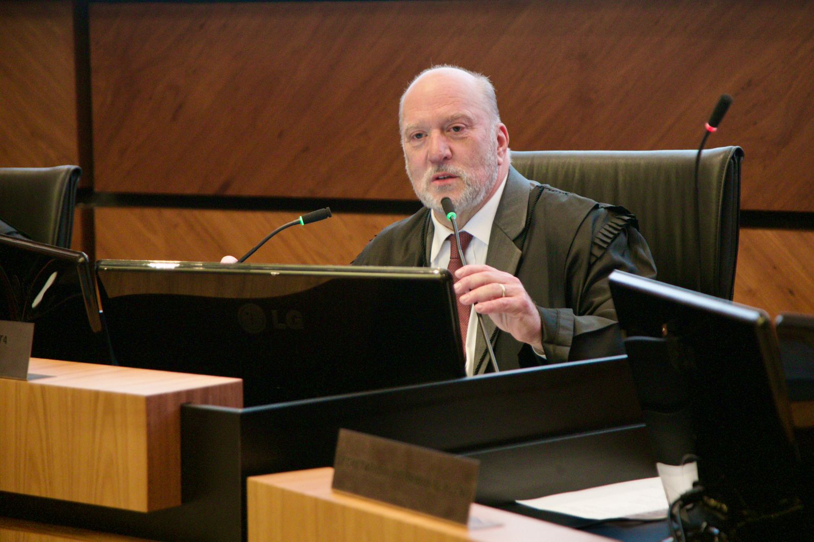 A foto mostra o des. Ricardo discursando.