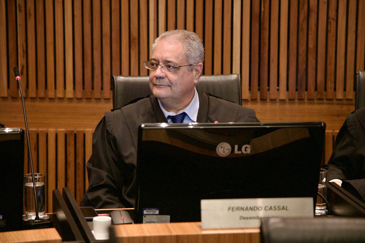 A foto mostra o Desembargador Cassal discursando.