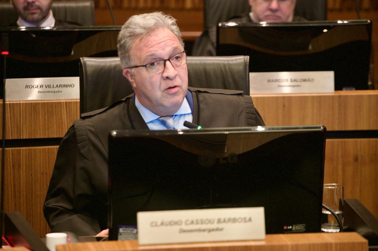 A foto mostra o desembargador Cassou discursando.