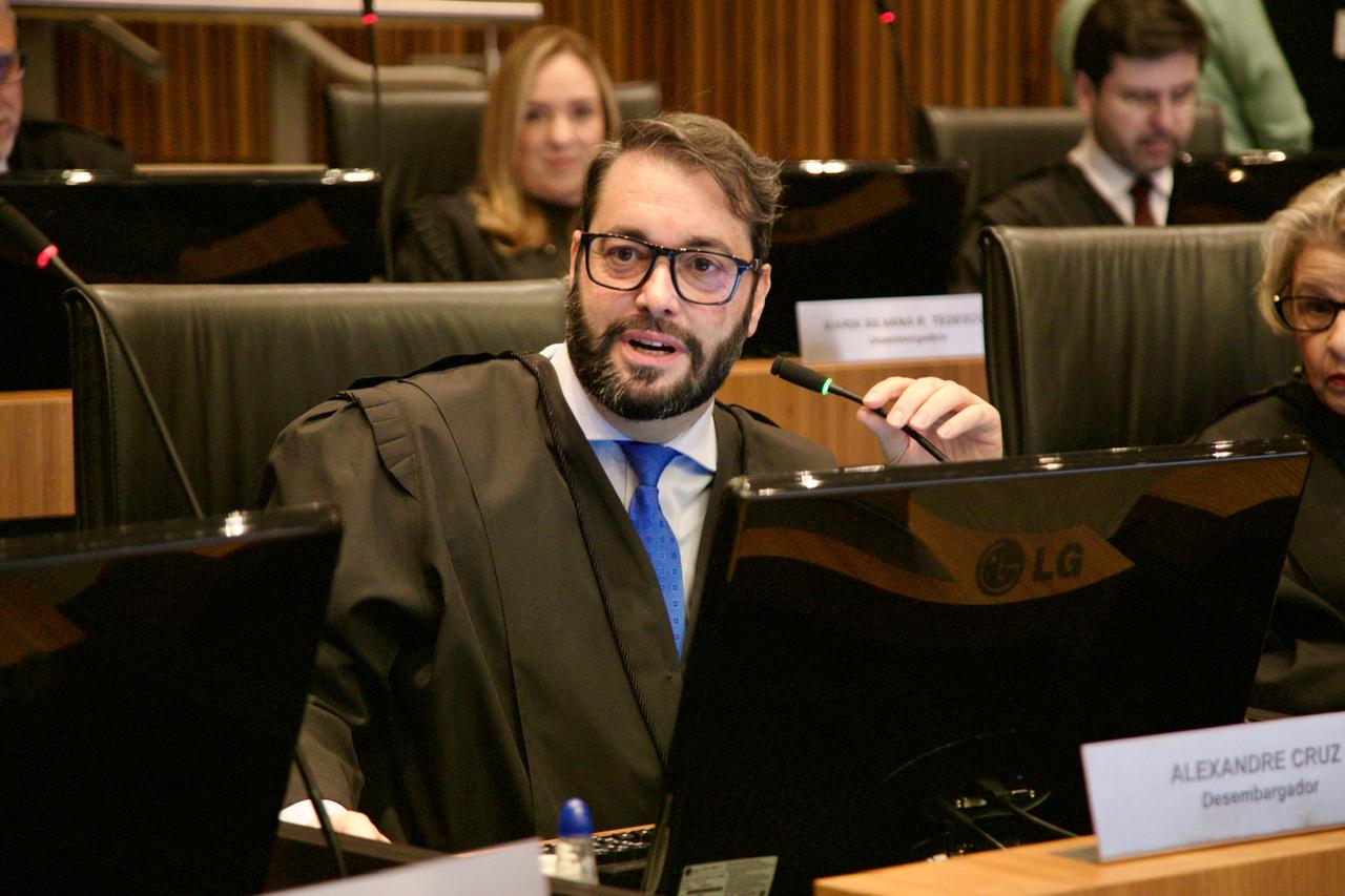A foto mostra o desembargador Alexandre discursando.